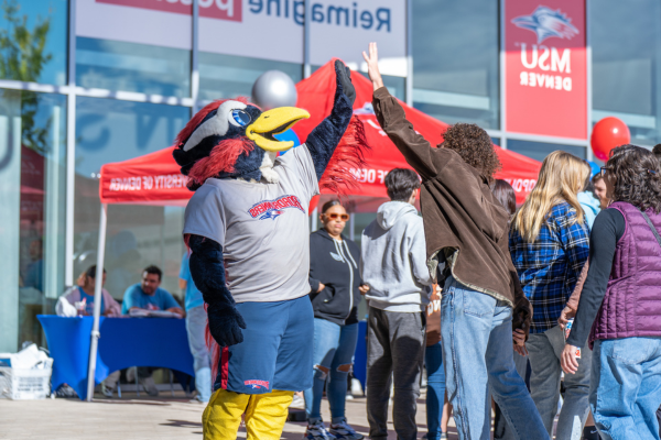 student high-fiving Rowdy